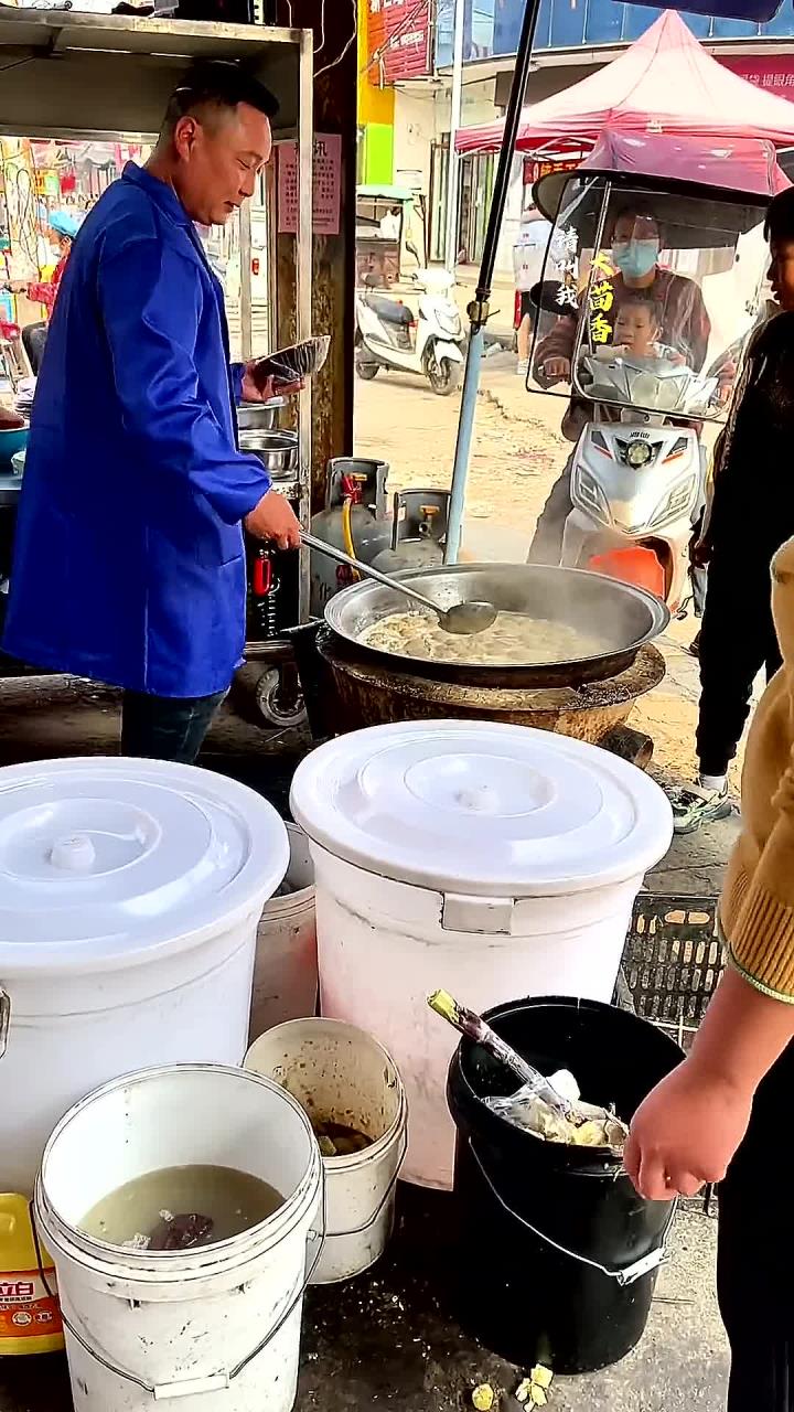 老家大桌上味道,酸辣红薯芡丸子小鱼汤,多放辣椒醋才过瘾