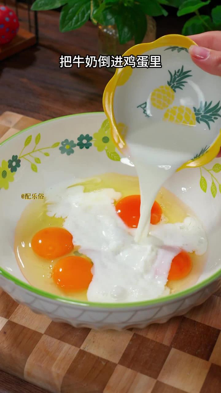 把牛奶与鸡蛋混合,瞬间制作出甜品店必点的招牌,操作简单,一次就能成功,口感细腻绵