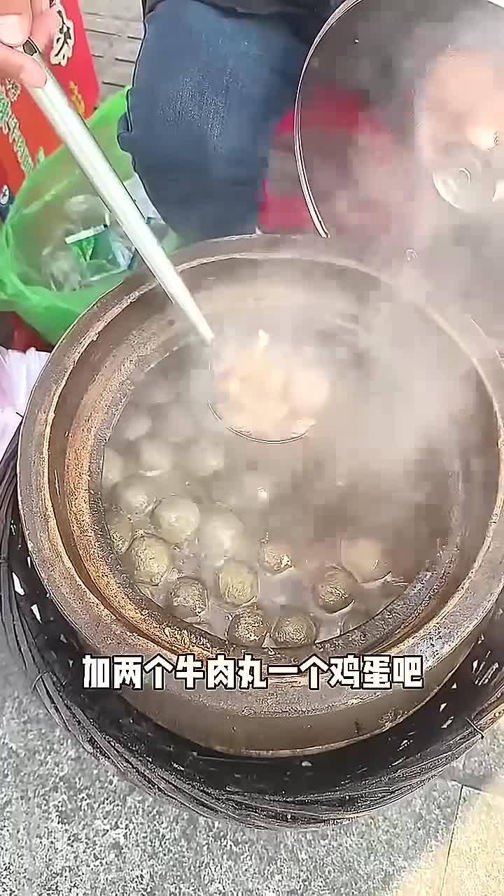 满满一碗都是肉的牛肉面 20元一份,还有鸡蛋丸子可以加