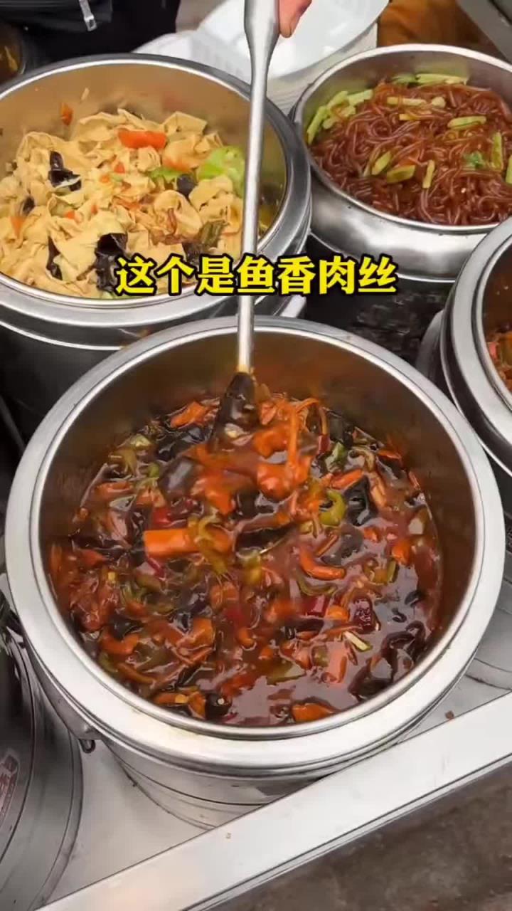 东北路边摊盒饭,12元一份管饱荤素随便添也太好吃啦