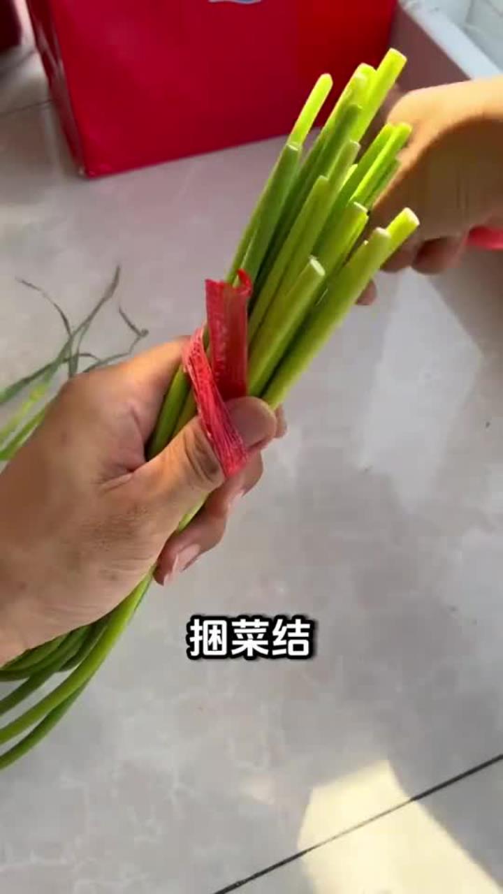 简单实用的蔬菜捆扎技巧,轻松打造整齐清新的厨房收纳方法