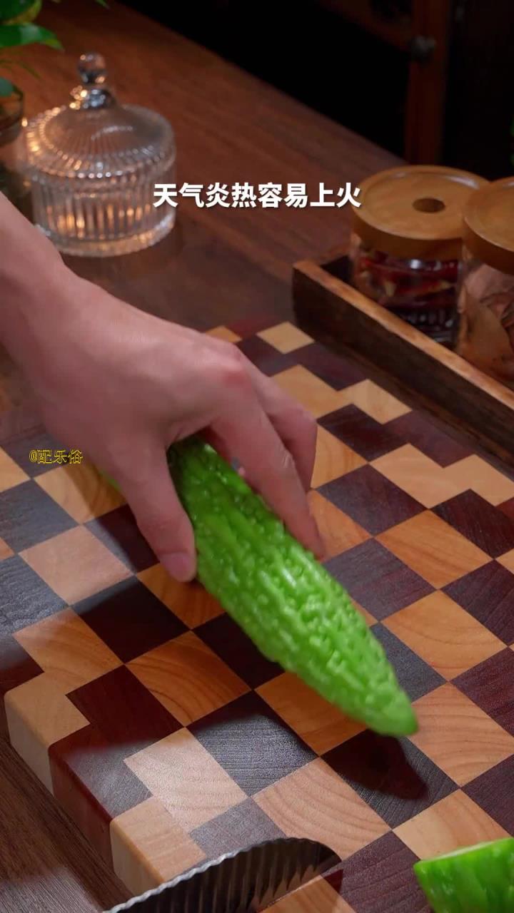 夏季炎热,多喝外公秘制苦瓜汤,清热解火又营养!