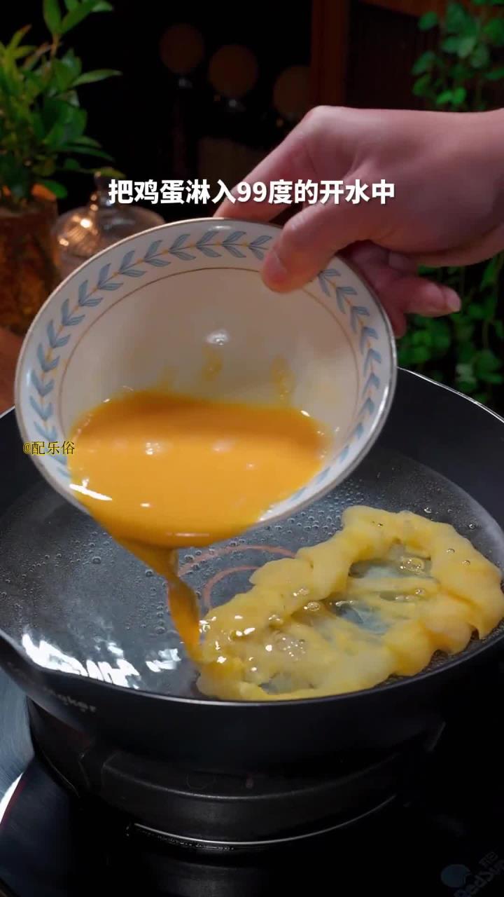 把鸡蛋倾入沸腾的开水,出锅瞬间收获大人小孩都爱的味—西红柿蛋花汤