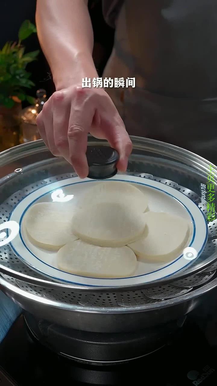 把饺子皮放进锅里蒸一蒸,出锅的瞬间就是一道比烤鸭还要好吃的美食