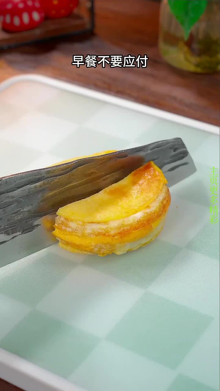 孩子的早餐不要应付,学会这个鸡蛋汉堡,5分中就能做好,有肉有蛋营养均衡,好吃又简