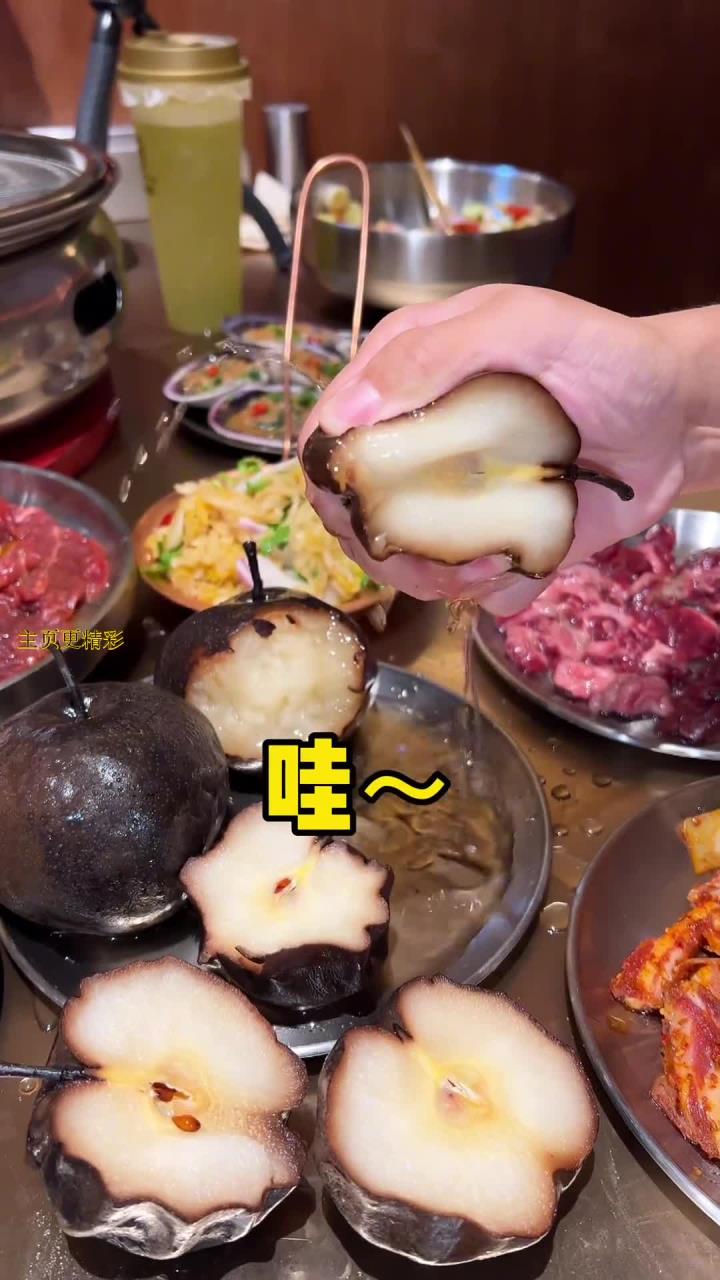 东北朋友疯狂给我安利的东北烤肉，用的居然是小核桃炭火！天鹅蛋拌饭跟大冻梨真的绝了