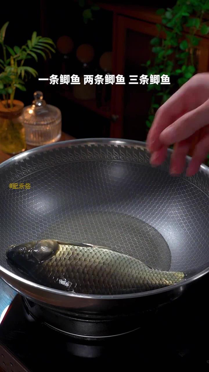 今天用三条鲫鱼,解锁了一个鲫鱼的新吃法,百分之九十九的人都没有见过,真的特好吃