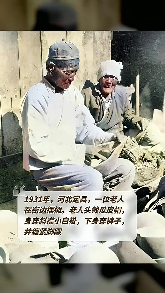 河北定县老人街头制作葫芦瓢历史人物解说