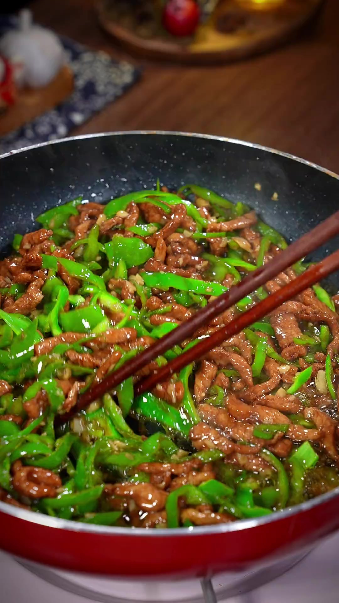 青椒炒肉丝这样做，又嫩又滑，非常下饭，做法很简单