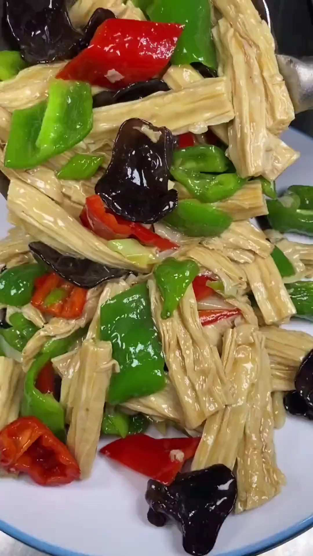 青椒炒腐竹人人都爱吃，你知道先炒青椒还是腐竹吗？大厨分享给你