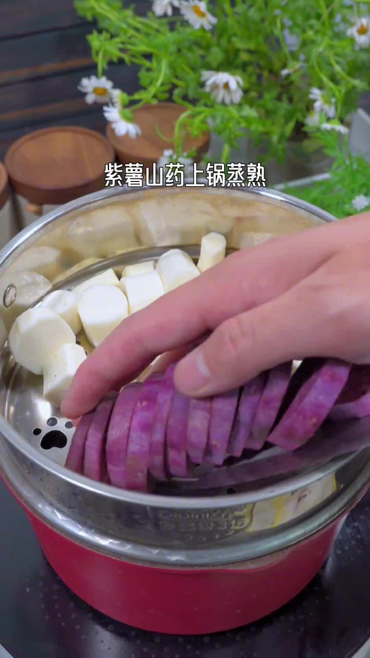 只需要紫薯和山药就能做出奶香浓郁松软香甜蒸糕加鸡蛋敏也可以蒸糕