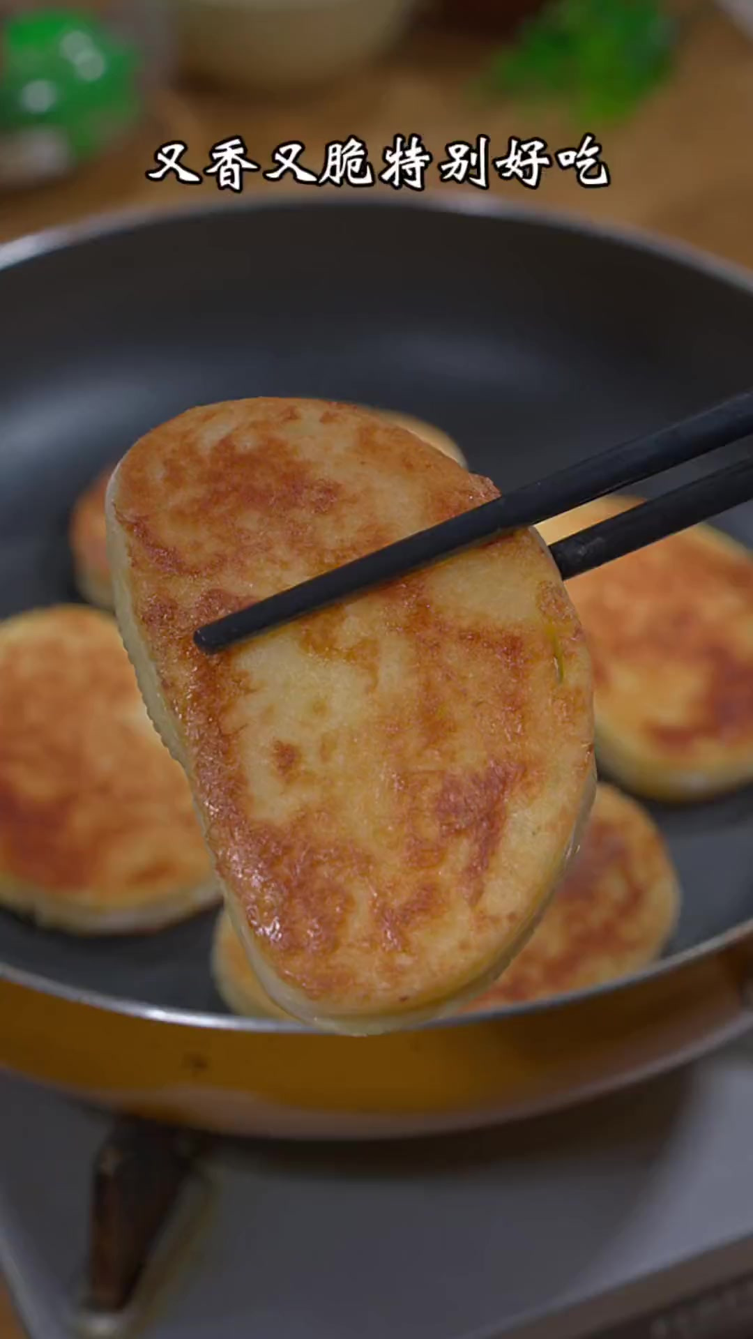 吃不完的馒头不要扔，跟我做成煎馒头片，家里的孩子特别喜欢吃