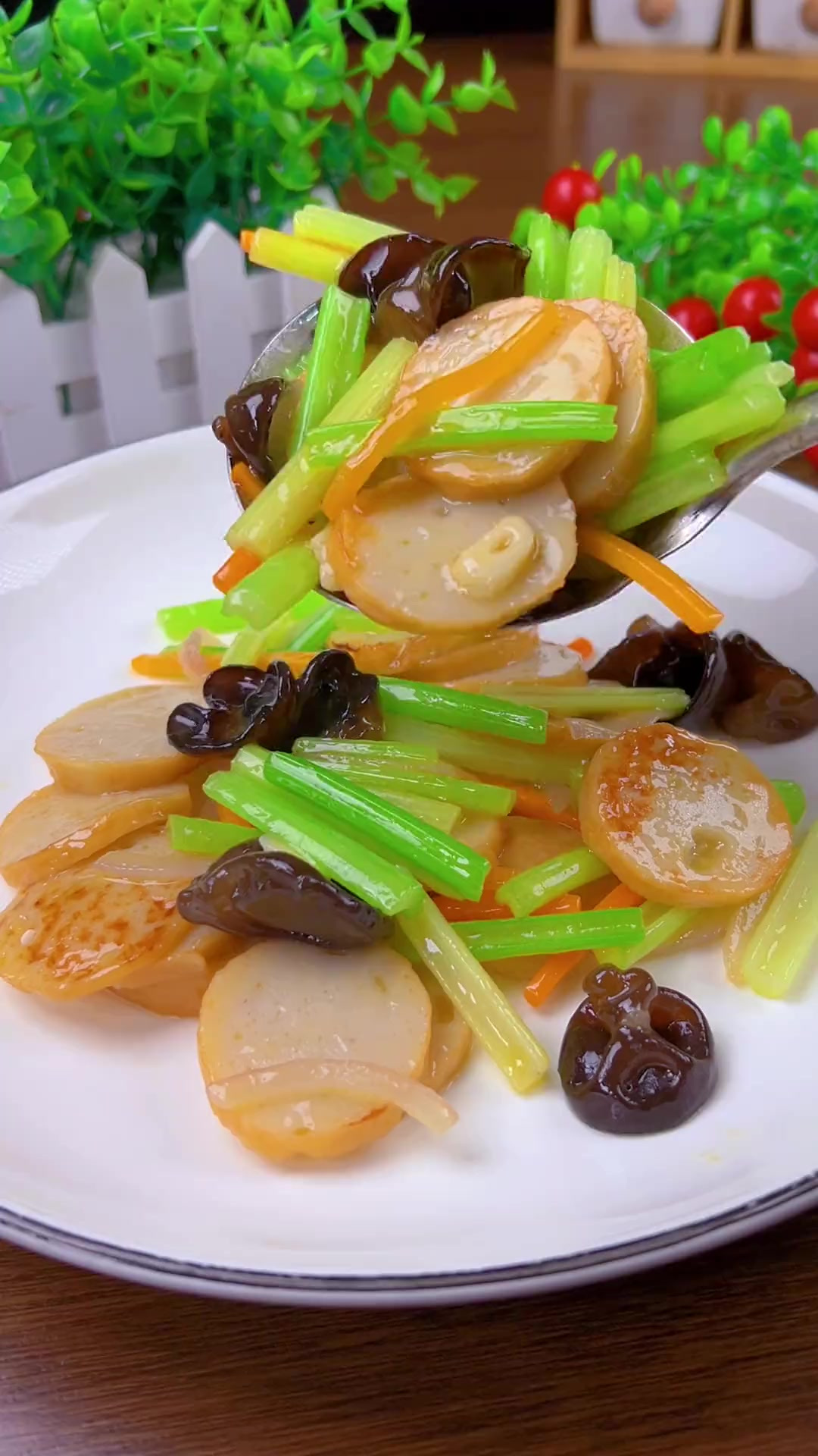 我们温州的芹菜炒鱼饼是最经典的家常菜之一了，清爽又鲜嫩～
