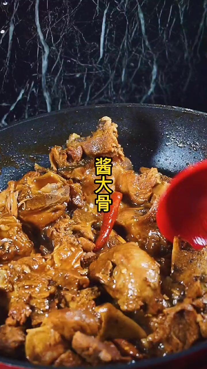 猪骨头别再煲汤了，30秒学会这个东北酱大骨的做法，太香了