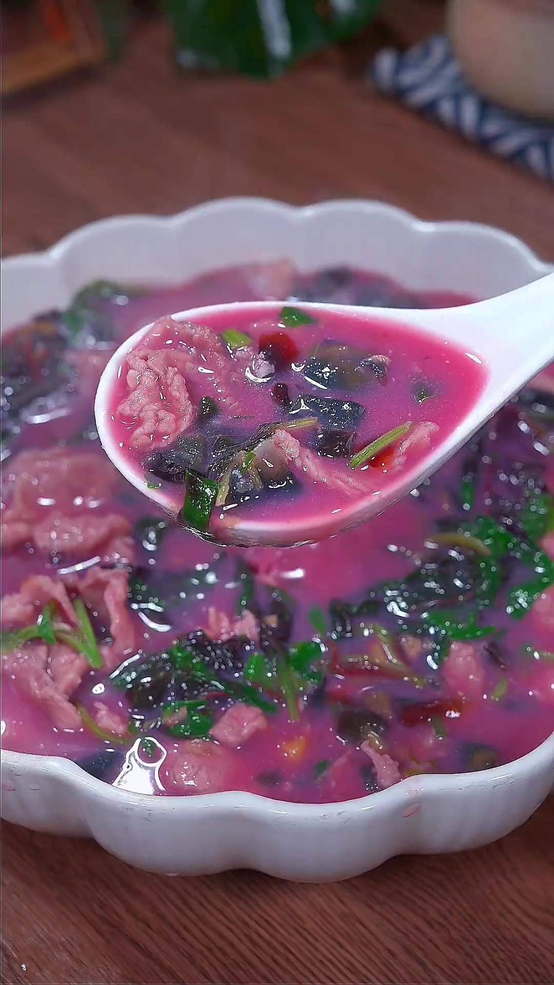 我猜这个汤你们可能没喝过，苋菜皮蛋汤，汤鲜味美，真的很好喝