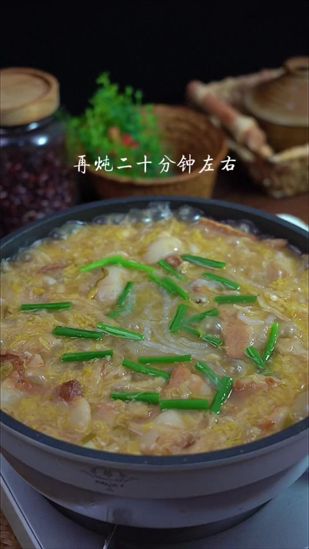 天冷来一锅酸菜猪肉炖粉条，暖乎乎的酸爽又好吃