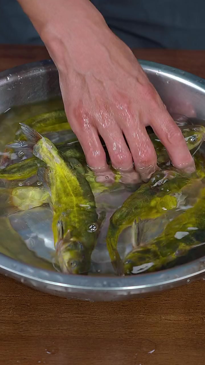 家常酸汤黄骨鱼的做法
