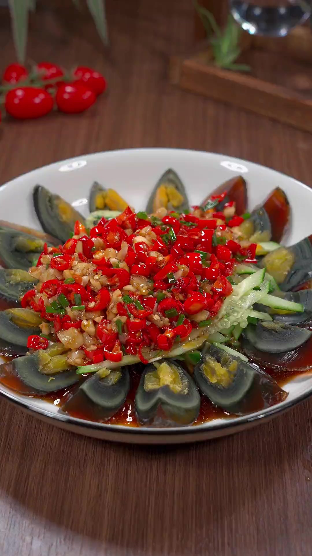 夏天你像我这样做个凉拌皮蛋，香辣嫩滑又好吃