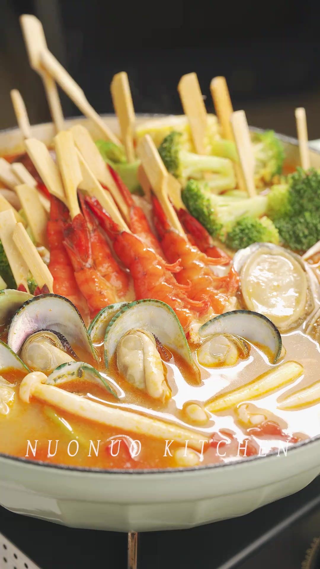 在家吃酸酸辣辣的冬阴功海鲜火锅真爽啊!