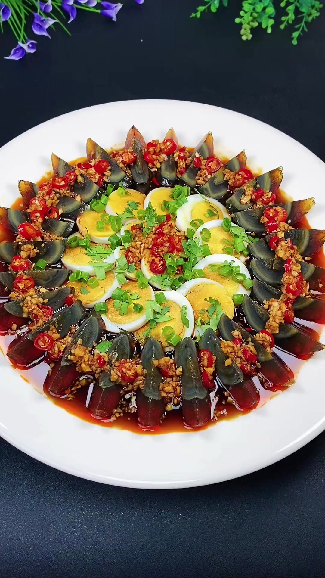 天气热了想吃凉菜可以安排上这道凉拌松花蛋，简单方便又好吃