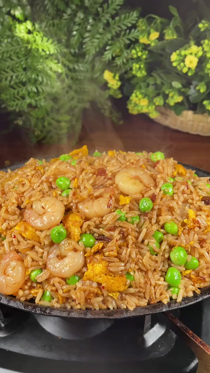 孩子又馋炒饭了,刚好朋友送了点虾仁,一起炒炒吧!
