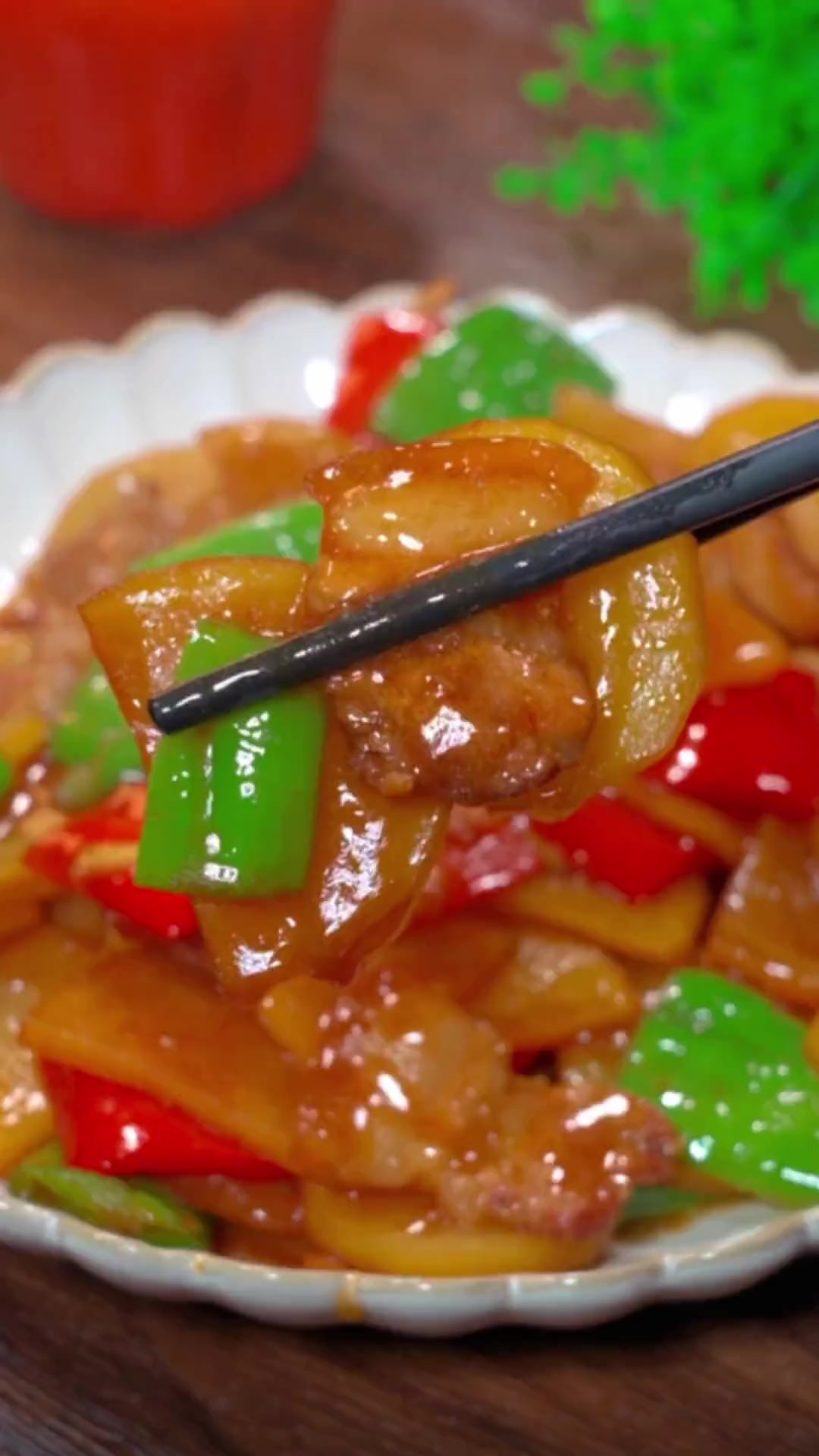 很多人做土豆炒肉片不知道先炒土豆还是先炒肉，看完视频就知道了