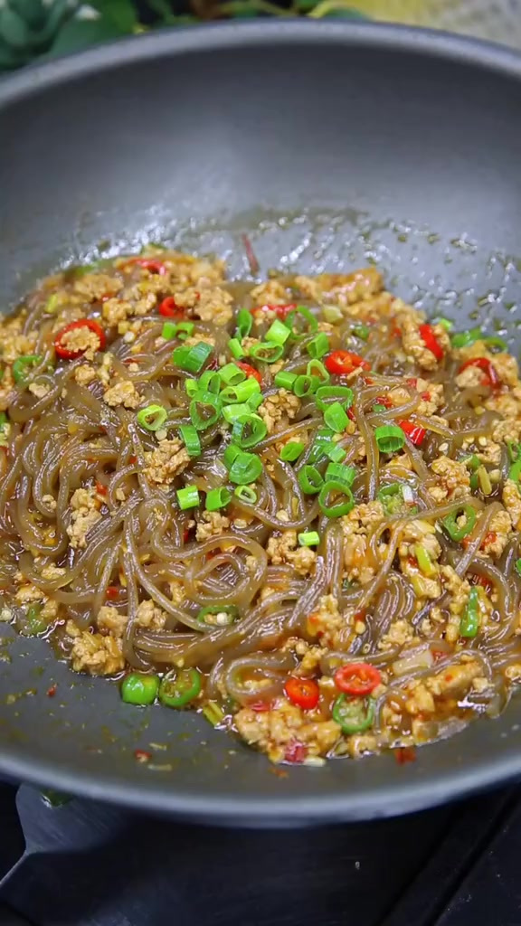 肉末烧粉条,又叫蚂蚁上树,一道普通的家常菜味道可不普通