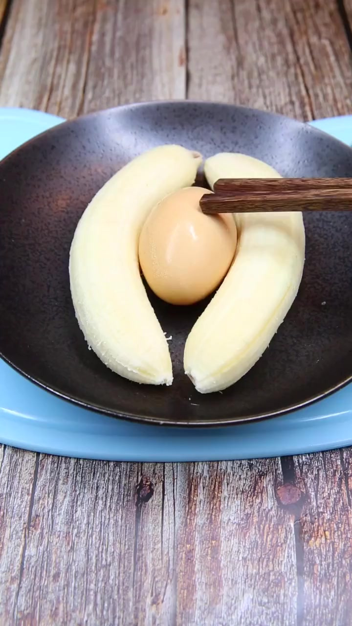 香蕉紫薯煎饼,松软可口,外焦里嫩,快做给另一半给ta表白吧