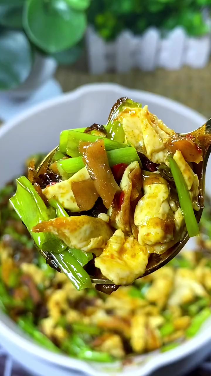 空心菜梗和外婆菜鸡蛋一起炒,拌饭拌面都好吃