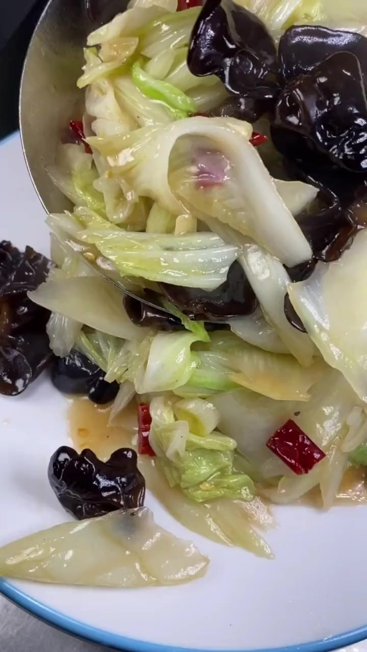 白菜炒木耳你象我这样做比肉还好吃，方法简单一看就会