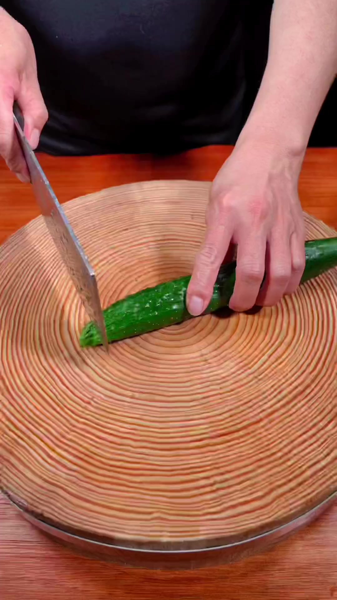 夏季天气热,可以试试这个酸辣爽口的炝拌黄瓜,越吃越过瘾