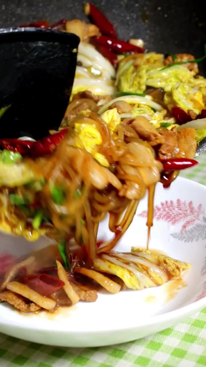 这才是最下饭的家常菜,猪肉白菜炒粉条