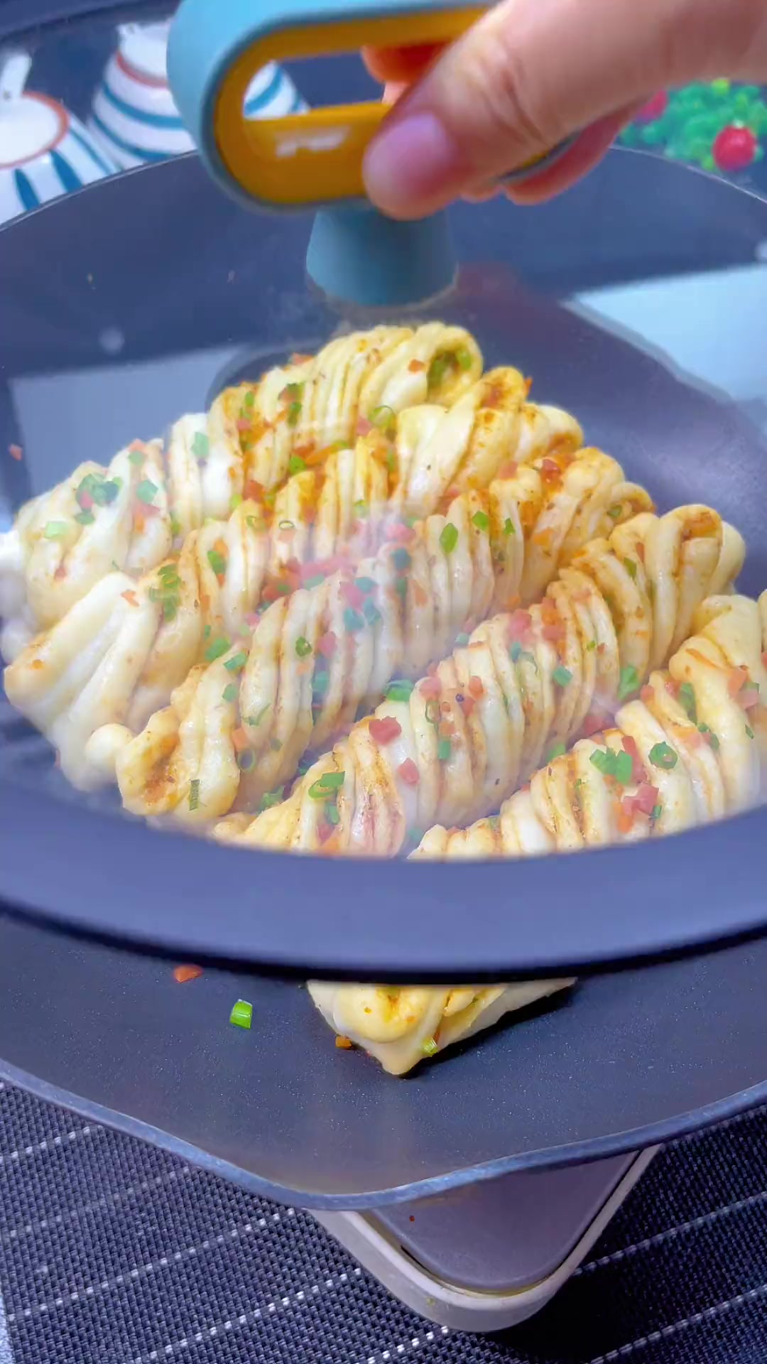 一分钟学会烧烤味小花卷，比吃肉都香，太好吃了