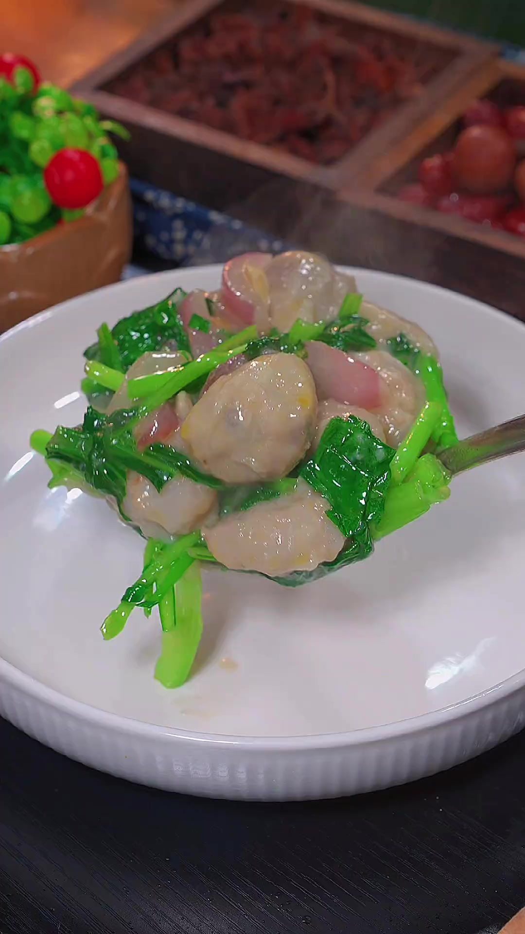 在我们温州芋艿炒小白菜是非常受欢迎的家常菜咸鲜味美非常的下饭