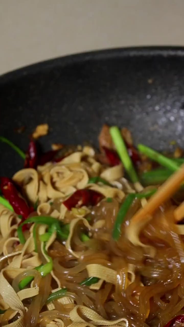 教你做道下饭菜,地球人都喜爱韭菜豆皮炒粉条