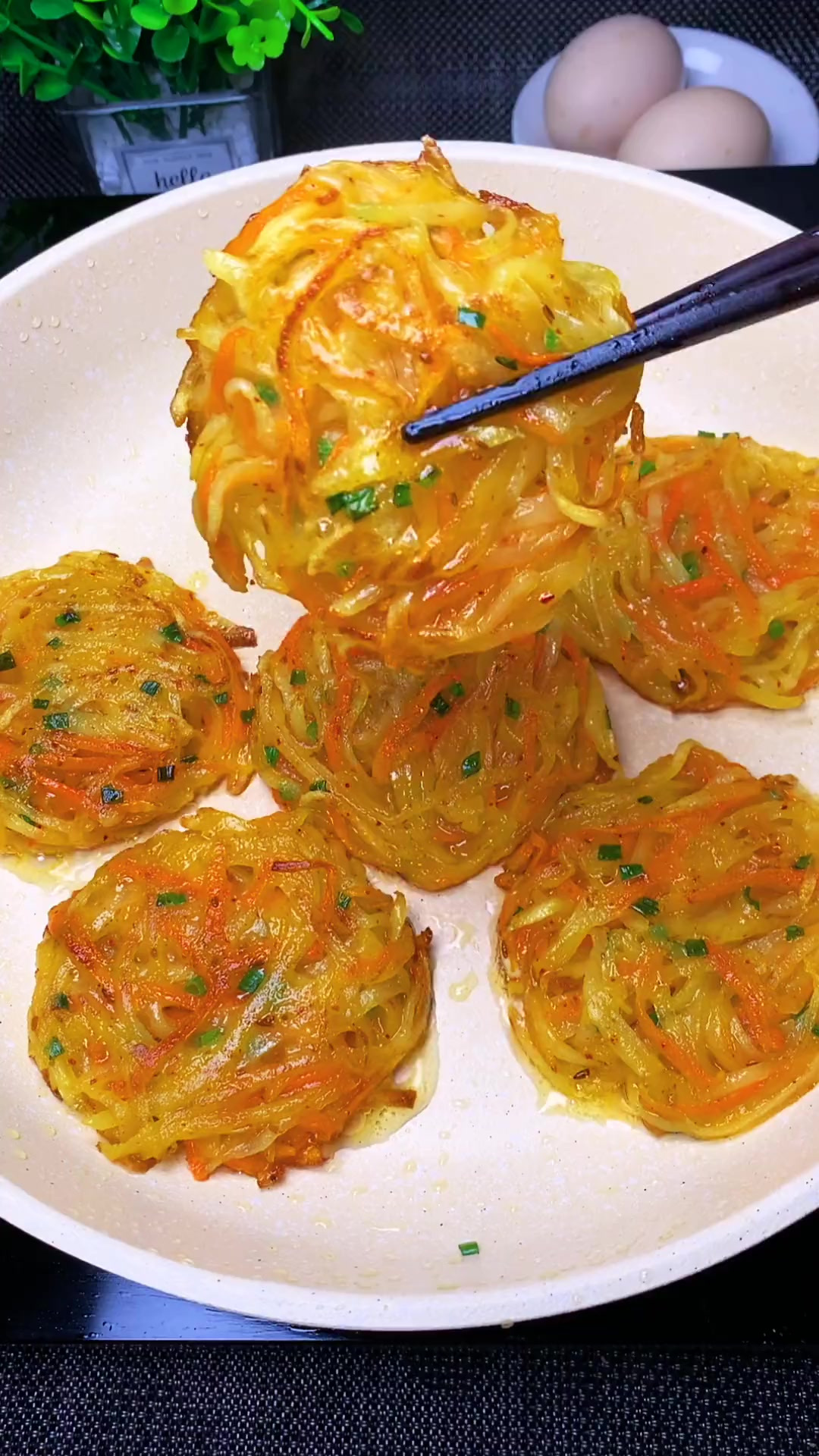 焦香味的土豆丝饼,这样做真的超级简单又好吃,大人孩子都喜欢