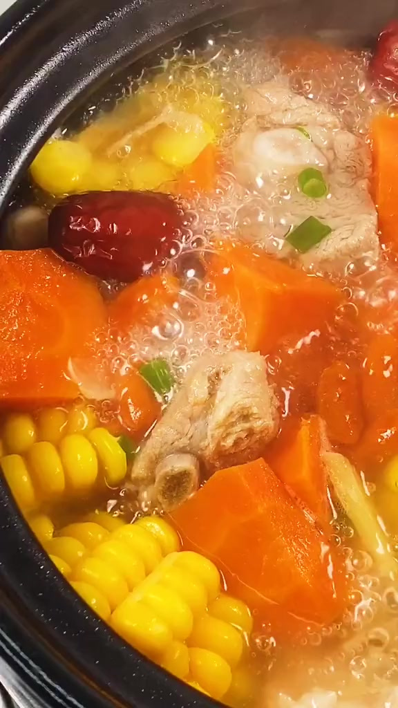 鲜掉眉毛的玉米排骨汤,下班回家给家人和自己炖汤喝吧
