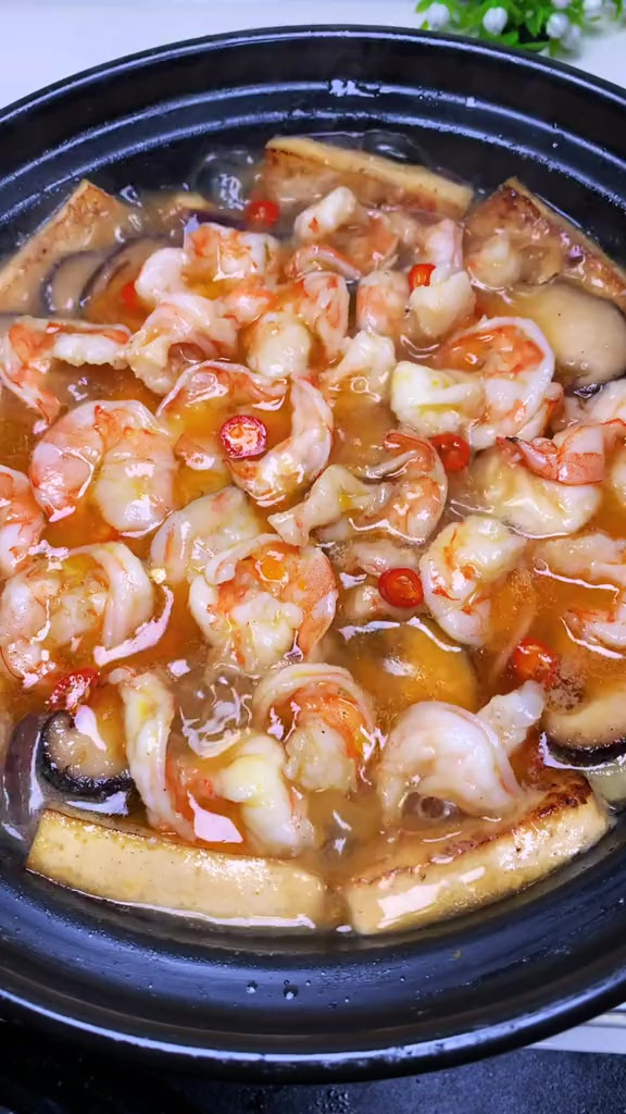 简单又美味的鲜虾豆腐煲，全家都喜欢，你也试试吧