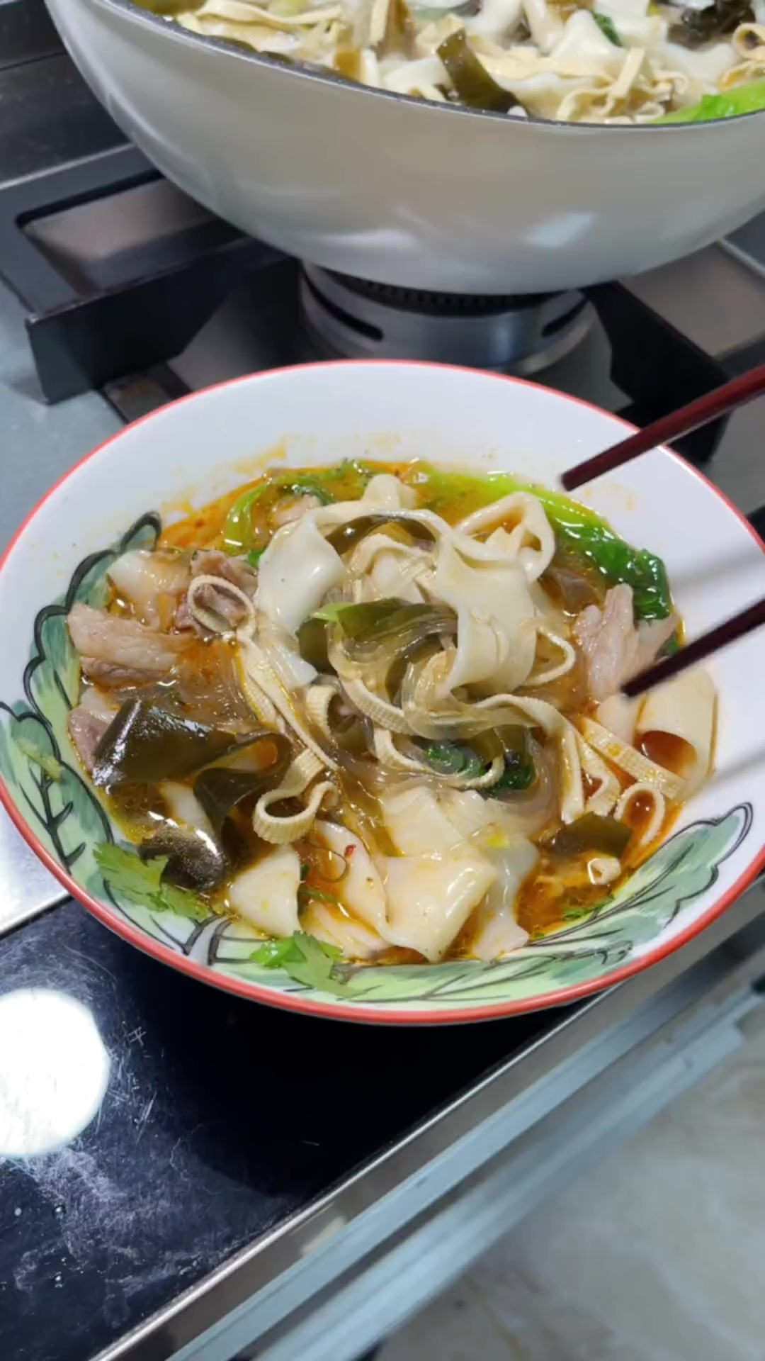 来一碗河南地道美食羊肉炝锅烩面,劲道爽滑,汤鲜味美,百吃不厌