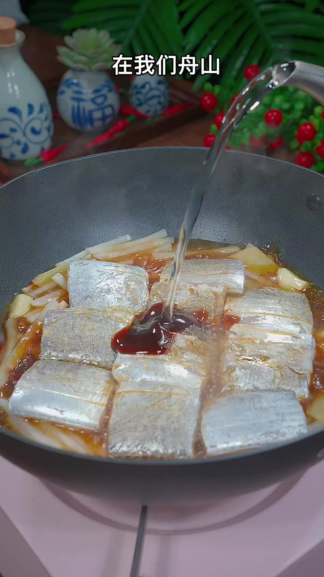 萝卜丝烧带鱼，带鱼鲜嫩，萝卜丝吸满了汤汁，妥妥的一道下饭菜