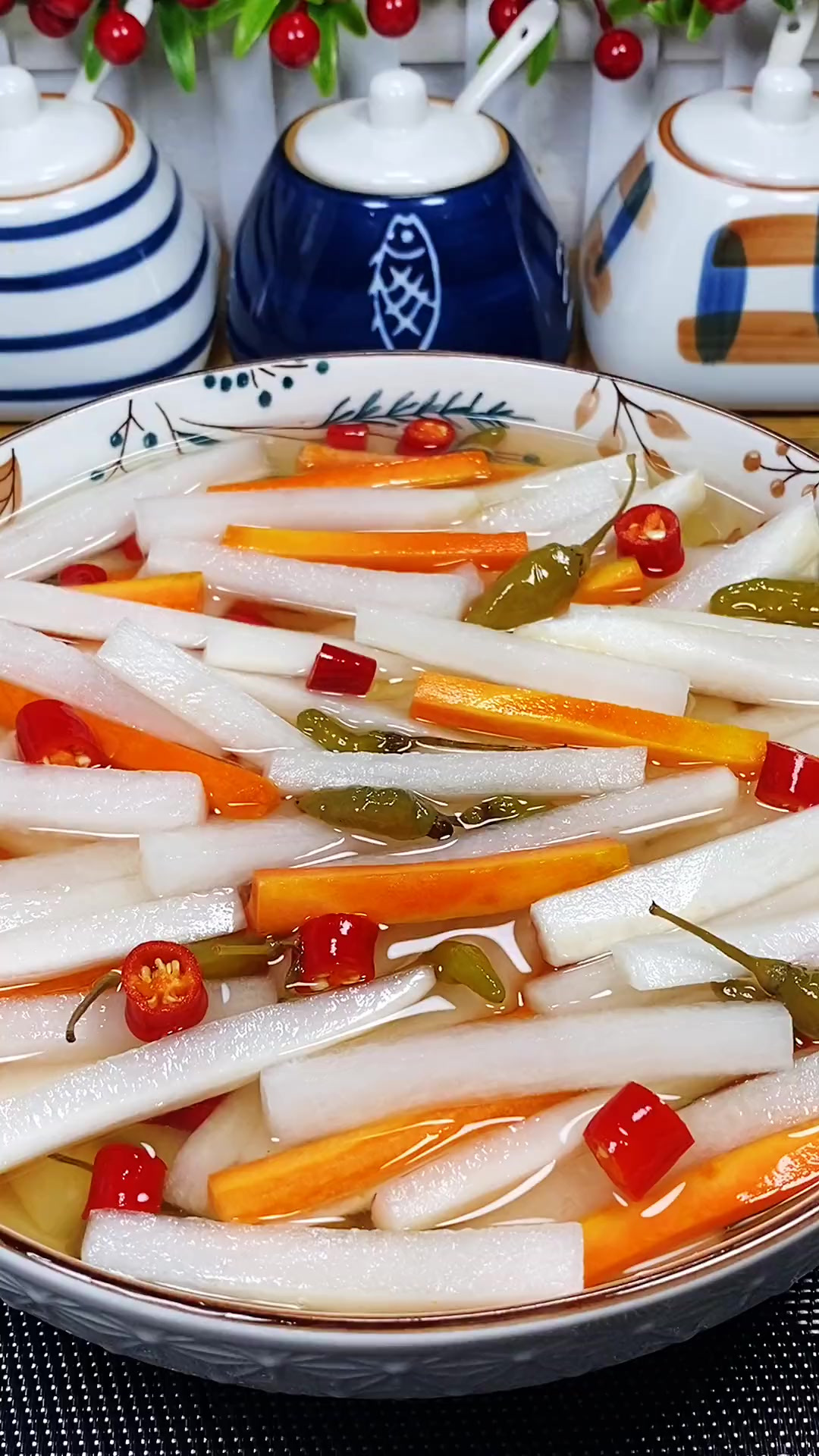 泡椒萝卜条的做法,酸辣爽口的开胃小菜