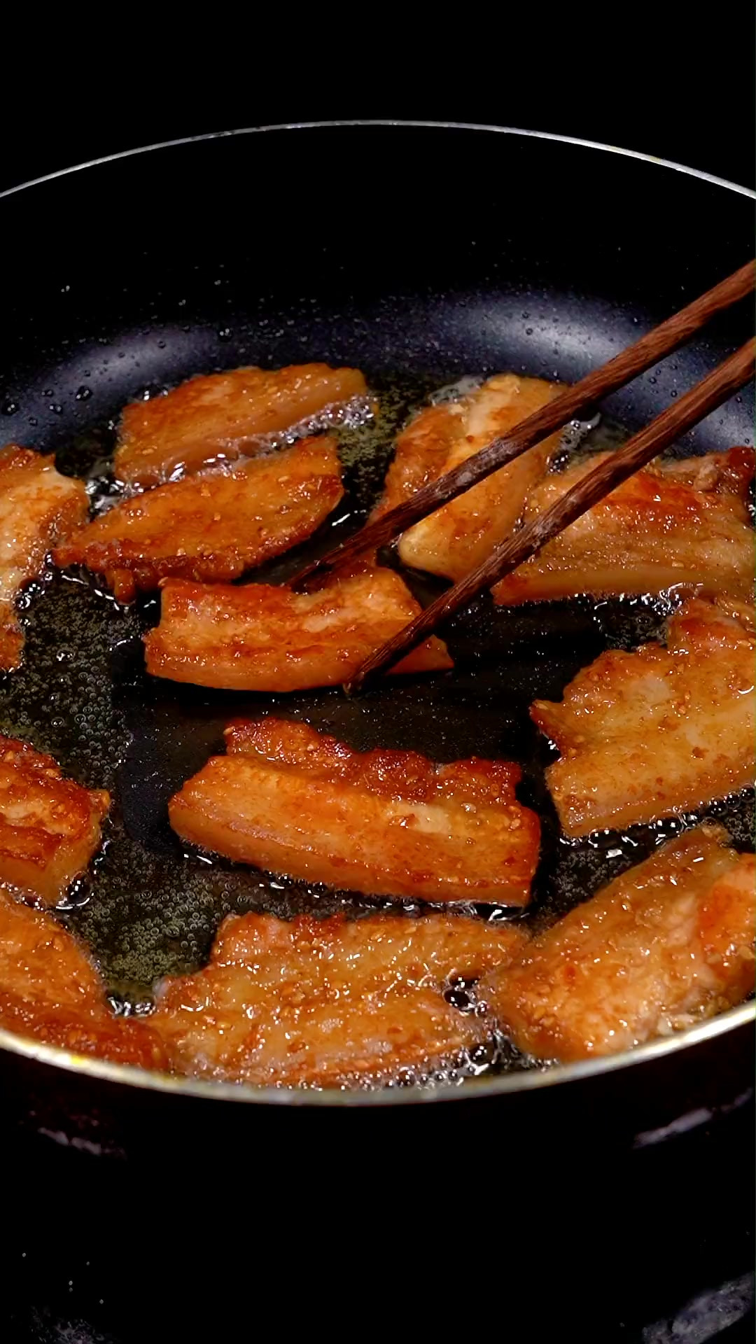 在家也能做出和烤肉店一样好吃的烤五花肉,做法简单又解馋