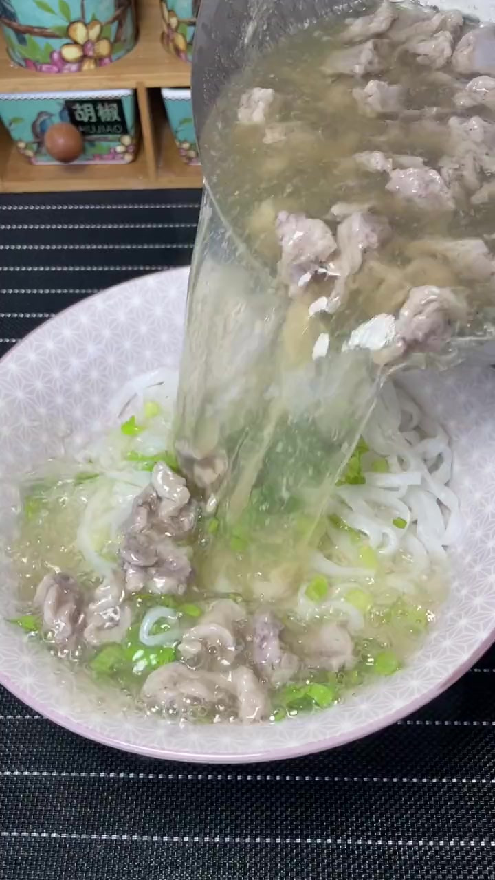 广东人偏爱的猪杂汤河粉！早餐的最爱