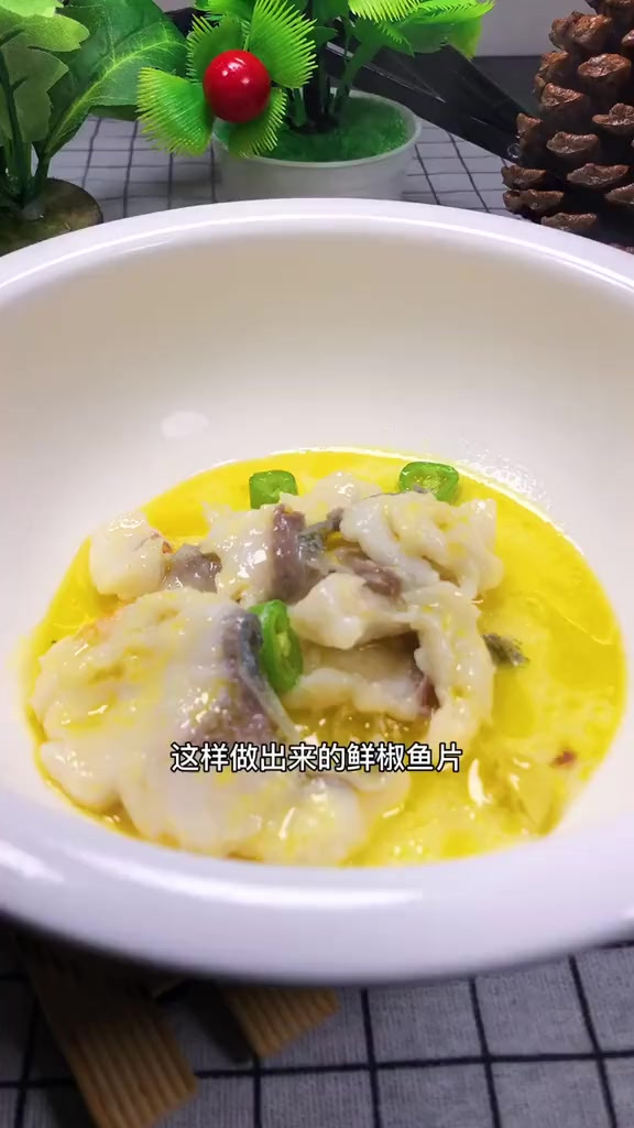 鲜椒鱼片你这样做，鱼肉嫩滑味美，一吃就停不下来