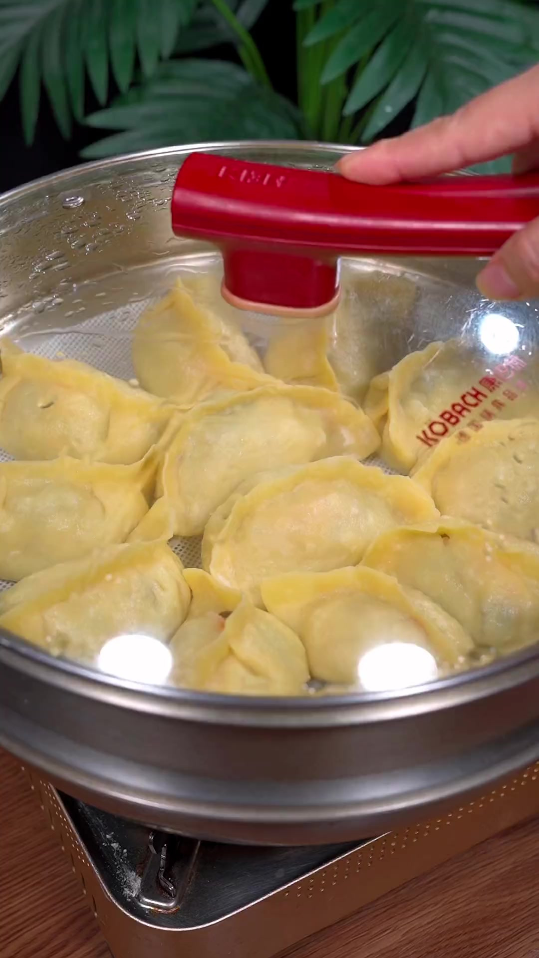 今天蒸了一锅玉米面的素馅大包子，个个薄皮大馅劲道又好吃