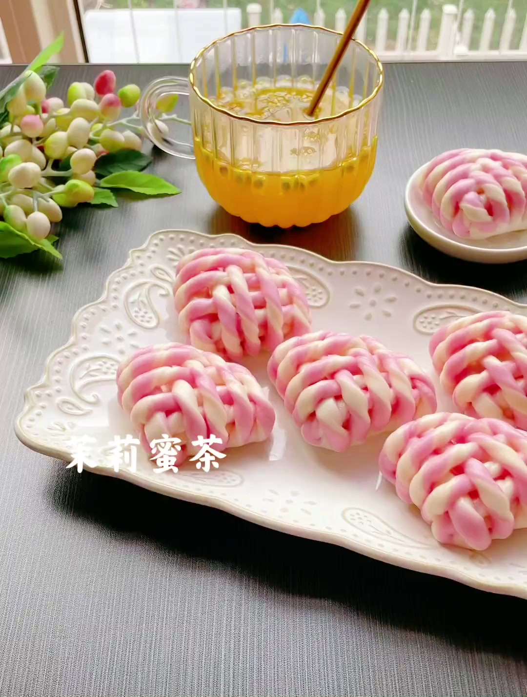 大家快点做起来吧双色花样豆沙包