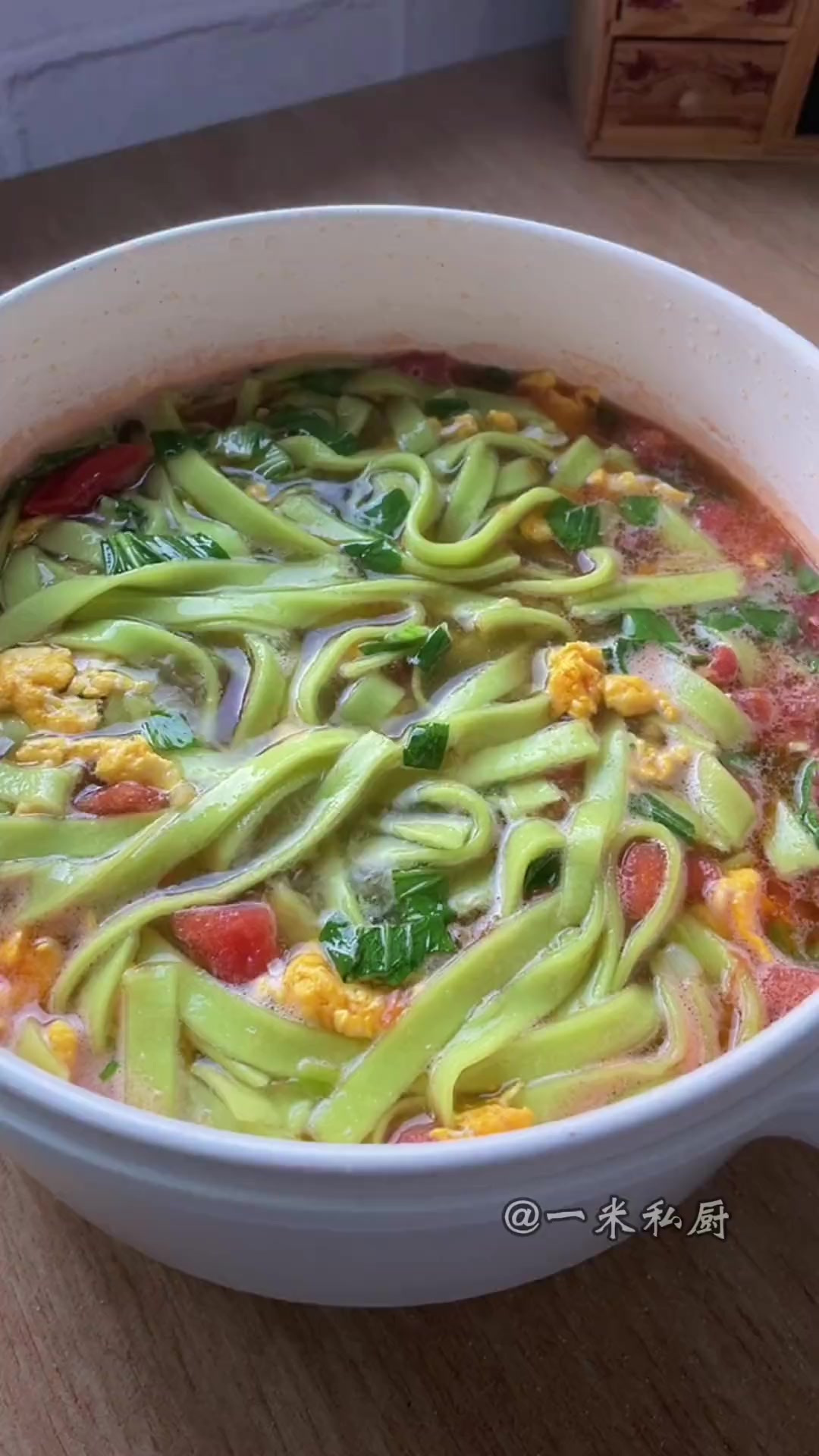 好吃到连汤都不剩的西红柿鸡蛋手擀面，家里有孩子的赶紧做起来