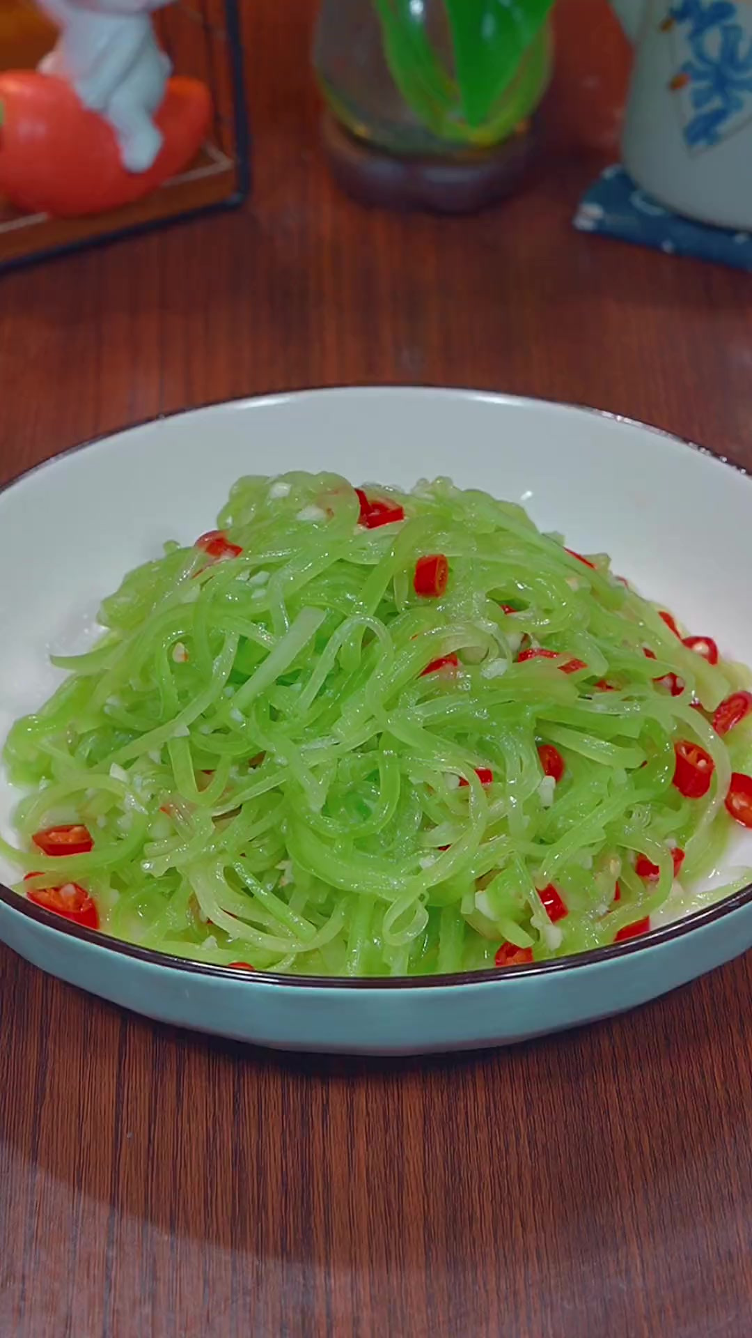 这样做的凉拌莴笋丝,清脆解腻,你也赶紧试试吧