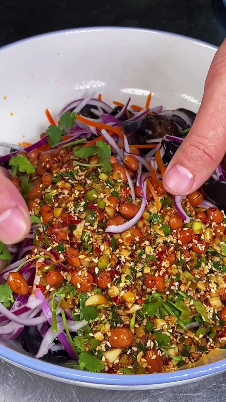 家里来客做上一道这样的凉拌小菜非常的有面子,方法简单