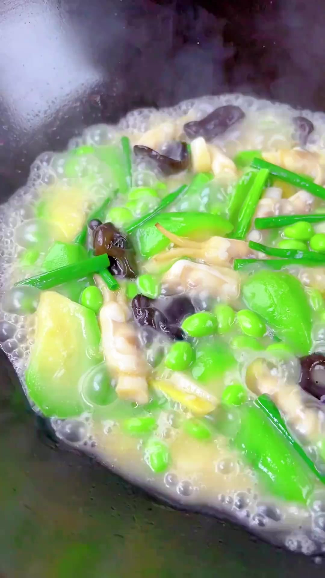 夏天吃的菜就应该清爽又鲜美,今天分享一道毛豆丝瓜烧蛏子～
